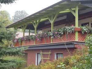 Terassengeländer mit Blumenkästen