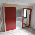 Einbau-Kleiderschrank in Farbkombination Esche/Rot 2