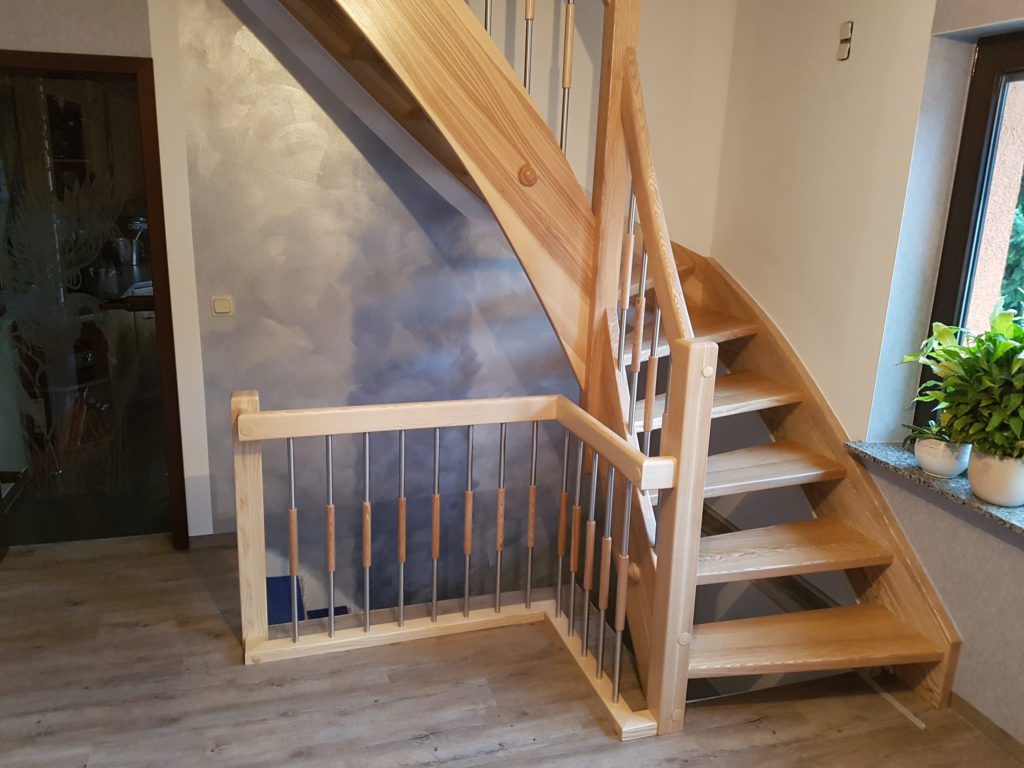 Treppe Massivholz Esche mit Geländer