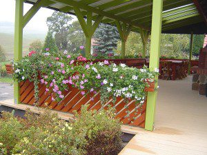 Terassengeländer mit Blumenkästen