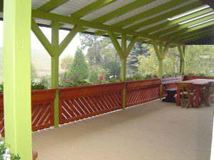 Terassengeländer mit Blumenkästen