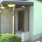 Vordach aus Massivholz mit seitlich eingefasster Glasscheibe