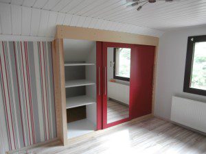 Einbau-Kleiderschrank in Farbkombination Esche/Rot 1