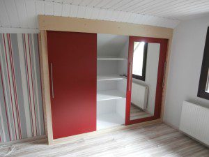 Einbau-Kleiderschrank in Farbkombination Esche/Rot 2