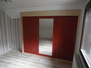 Einbau-Kleiderschrank in Farbkombination Esche/Rot 3