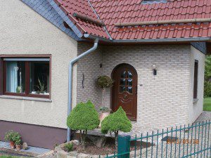 Holzhaustür mit Rundbogen