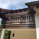 Balkongeländer mit Blumenkästen