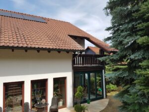 Balkongeländer mit Blumenkästen