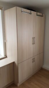 Einbaumöbel_Kleiderschrank_Dekor Akazie