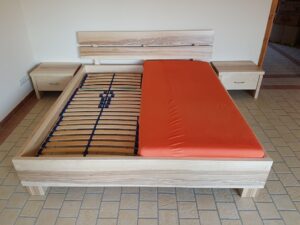 Massivholzbett_Esche_mit Nachtschränken